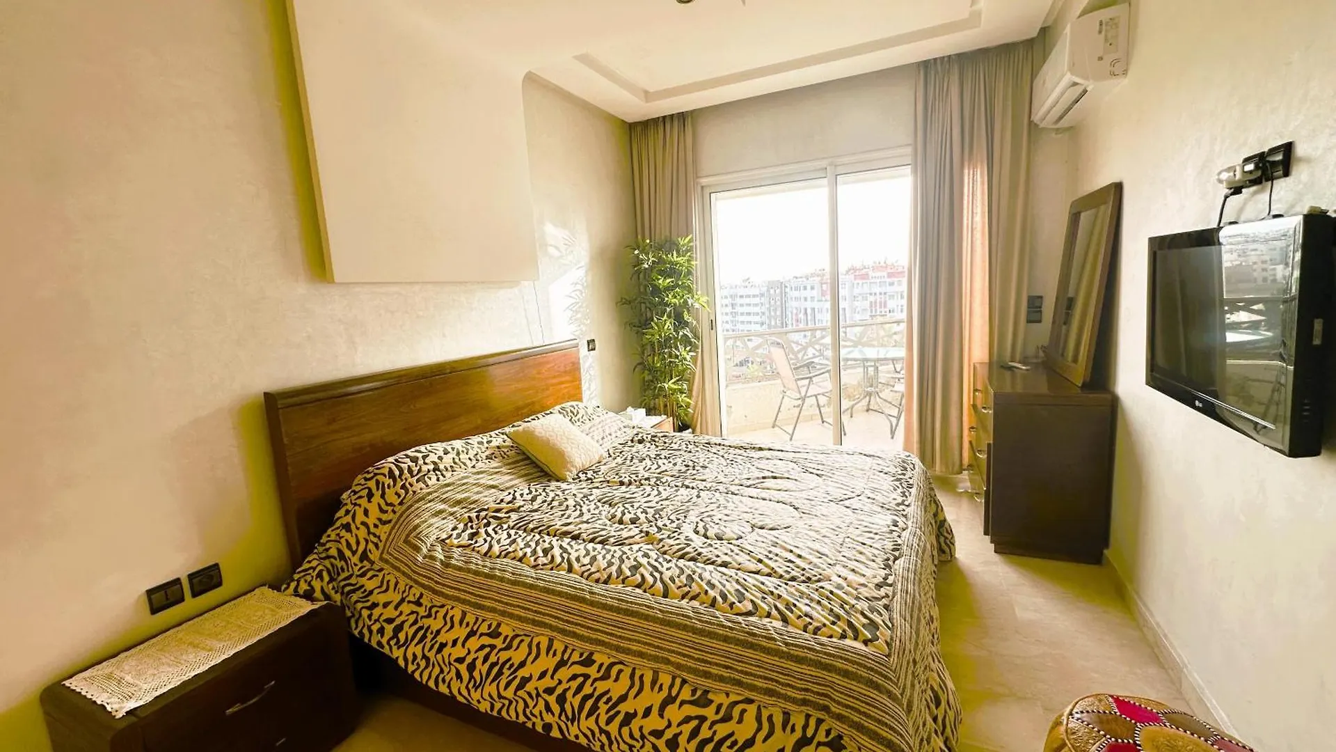 Cosy Ensoleille 3 Ch - Central Et Proche Du Train Et Tramway Casablanca 0*,  Morocco